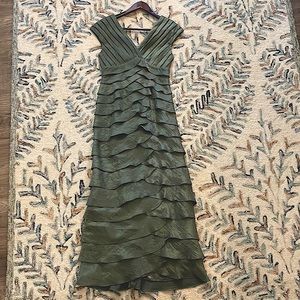 Adrianna Papell Occasions Shutter Tuck full length evening gown Size 8